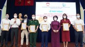 Vice Secretary of the HCMC Party Committee Nguyen Ho Hai (2nd,L) and Chairwoman of the HCMC chapter of Vietnam Fatherland Front To Thi Bich Chau (3rd, R) present letters of thank to donators. (Photo: SGGP)