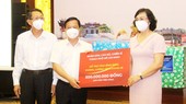 ice Chairwoman of the HCMC People’s Committee Phan Thi Thang (R) hands over a cash assistance of VND500 million (US$22,000) to Binh Dinh Province. (Photo: SGGP)