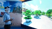 A tourist takes a virtual travel experience to visit the Linh Ung Pagoda in Da Nang City.