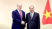 President Nguyen Xuan Phuc (right) and Chairman of the Communist Party of the Russian Federation (KPRF) Gennady Zyuganov (Photo: VNA)