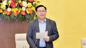National Assembly Chairman Vuong Dinh Hue speaks at the meeting (Photo: SGGP)