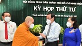 Secretary of the HCMC Party Committee Nguyen Van Nen talks with deputies at the meeting.