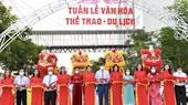 Permanent Vice Chairman of HCMC People's Committee L Hoa Binh (C) and deputies cut ribbon at opening ceremony of the week.