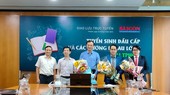 Deputy Editor-in-chief of the Sai Gon Giai Phong Newspaper Nguyen Nhat (2nd, L) offers flowers to participants.