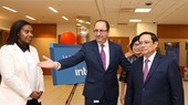 PM Pham Minh Chinh (right) visits Intel on May 17. (Photo: VNA)