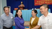 Chairwoman of the HCMC People’s Council Nguyen Thi Le (2nd, L) meets voters in Hoc Mon District. (Photo: SGGP)