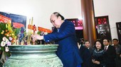 State President Nguyen Xuan Phuc offers incense to commemorate World Cultural Celebrity Nguyen Dinh Chieu.