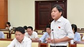 Deputy Tang Huu Phong, Editor-in-Chief of the Sai Gon Giai Phong (SGGP) Newspaper speaks at the meeting.