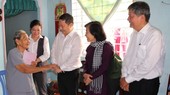 ice Chairman of the HCMC People’s Committee Duong Anh Duc (3rd, R) visits Ms. Duong Thi De (L).