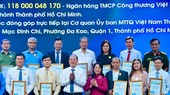 Vice Secretary of the HCMC Party Committee Nguyen Ho Hai and Chairwoman of the Vietnam Fatherland Front (VFF) of HCMC Tran Kim Yen receive donations from organizations and individuals. (Photo: SGGP)