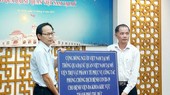 The HCMC Committee for Overseas Vietnamese Affairs hands over medical supplies to Thu Duc City General Hospital.