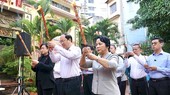 Vice Secretary of the HCMC Party Committee Nguyen Ho Hai and leaders of the city offer incense to Grand Lord Hung Dao.