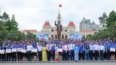 The Ho Chi Minh City Youth Union held a ceremony honoring 61 outstanding young and friendly cadres and officials