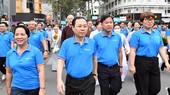 Vice Secretary of the HCMC Party Committee Nguyen Van Hieu (2nd, L) joins the charity walk.