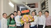 Vice Chairman of the HCMC Party Committee Nguyen Ho Hai (3rd,L) visits People's Teacher, Assoc. Prof. Ph.D. Ho Thanh Phong (3rd, R).