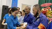 District 1's trade union present Tet gifts to low-income laborers.