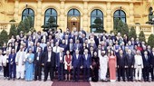 President Nguyen Xuan Phuc and delegates to the 22nd Assembly of the World Peace Council take a photo at the Presidential Palace (Photo: SGGP)