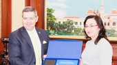 Vice Chairwoman of the Ho Chi Minh City People’s Committee Phan Thi Thang presents a gift to Jeremy Harrison, Minister of Trade and Export Development at the Government of Saskatchewan province in Canada’s Prairie region. (Photo: Thanhuytphcm.vn)