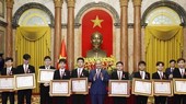 President Nguyen Xuan Phuc presents the Labour Orders to students. (Photo: VNA)