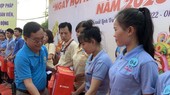 Workers receive Tet gifts at a program in HCMC. (Photo: SGGP)