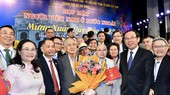 Secretary of the HCMC Party Committee, Nguyen Van Nen (2nd, R) and Chairwoman of the municipal People’s Council Nguyen Thi Le (L) attend the meeting with overseas Vietnamese on January 7. (Photo: SGGP)