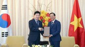 Chairman of the municipal People’s Committee Phan Van Mai (R) and visiting Speaker of the Republic of Korea's National Assembly Kim Jin-pyo (Photo: VNA)