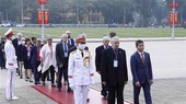 International delegations pay tribute to President Ho Chi Minh at his mausoleum(Photo: VNA)