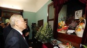 Party General Secretary Nguyen Phu Trong offers incense in tribute to late President Ho Chi Minh. (Photo: VNA)