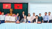 Representatives of HCMC's Department of Transport and Visa at the signing ceremony. (Photo: VISA)