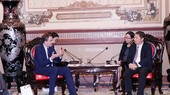 Vice Chairman of the municipal People’s Committee Duong Anh Duc (R) hosts French Minister Delegate for Foreign Trade, Economic Attractiveness and French Nationals Abroad Olivier Becht. (Photo: VNA)