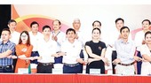 The HCMC’s supply system and businesses of participating localities signed a Memorandum of Understanding (MoU) on business cooperation in product consumption. (Photo: SGGP)