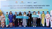 Vietnam Airlines offers three pairs of round-trip tickets on the Narita- Da Nang route to visitors on the first direct flight from Narita. (Photo: SGGP)
