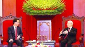 Party General Secretary Nguyen Phu Trong (R) and Wang Ning, Secretary of Yunnan province's Party Committee. (Photo: VNA)