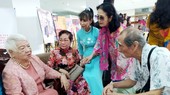 Director Xuan Phuong (L) and veteran artists at the meeting (Photo: SGGP)
