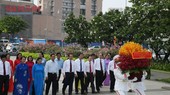 HCMC Party Committee Secretary Nguyen Van Nen (C) leads a delegation of leaders of the City to offer incense and flowers to pay tribute to the late Presidents Ho Chi Minh. (Photo: SGGP)