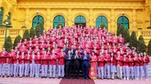 State President Vo Van Thuong meets outstanding athletes and teams for winning gold medals at the 32nd SEA Games in Cambodia at the President's Office in Hanoi on May 23. (Photo: SGGP)