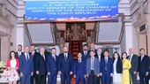 Vice Chairman of the municipal People's Council Nguyen Van Dung (sixth, from left) receives Jan Bartosek (fifth, from left), Vice Chairman of the Chamber of Deputies of the Parliament of the Czech Republic on May 25. (Photo: VNA)