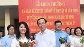 Secretary of the HCMC Party Committee Nguyen Van Nen presents prize A to Ms. Thuy Thi Ngoc Thuy of the Organization Commission of the municipal Party Commitee. (Photo: SGGP)