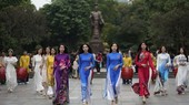 A performance of "ao dai", a traditional costume of Vietnamese women, at the Hanoi Tourism Ao Dai Festival 2022. (Photo: VNA)