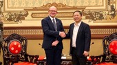Vice Chairman of the HCMC People’s Committee Duong Anh Duc receives Mr. Executive Director at Australia’s Commonwealth Scientific and Industrial Research Organization (CSIRO) on June 29. (Photo: SGGP)