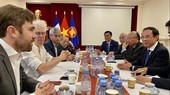 Secretary of the HCMC Party Committee Nguyen Van Nen (R) meets lawyers who accompanied Vietnamese-French woman, Tran To Nga in her fight for justice for herself and other Agent Orange (AO) victims. (Photo: SGGP)