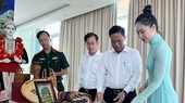 Delegates attend an exhibition of typical products of Tuyen Quang Province at the conference. (Photo: SGGP)