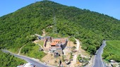 Hai Van Gate sits at the top of the Hai Van Pass on the border of Thua Thien-Hue Province and Da Nang City. Located at nearly 500 meters above sea level, the gate is not only historical evidence but also an attraction that is expected to draw a lot of tourists to Da Nang and Thua Thien – Hue.