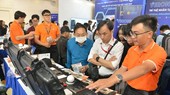 Visitors learn about latest products at the 2023 Vietnam Artificial Intelligence Festival (Photo: SGGP)