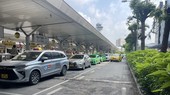 Taxis are picking up passengers from Tan Son Nhat Airport. (Photo: SGGP)