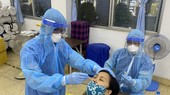 Công nhân tại KCX Tân Thuận được lấy mẫu xét nghiệm Covid-19 vào chiều 2-6