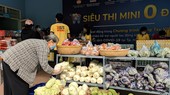 Người khó khăn chọn mua thực phẩm tại siêu thị 0 đồng ngày 25-7