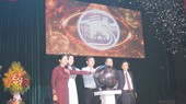Lãnh đạo quận Bình Thạnh thực hiện nghi thức ra mắt biểu trưng của quận