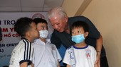 Chủ tịch Hội Bảo trợ Bệnh nhân nghèo TPHCM thăm hỏi, động viên và trao quà cho trẻ mồ côi do dịch Covid-19