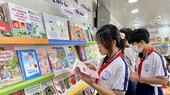 Học sinh Trường THCS Doi Lầu vui mừng khi được đọc sách trong thư viện khang trang, mát mẻ và nhiều đầu sách
